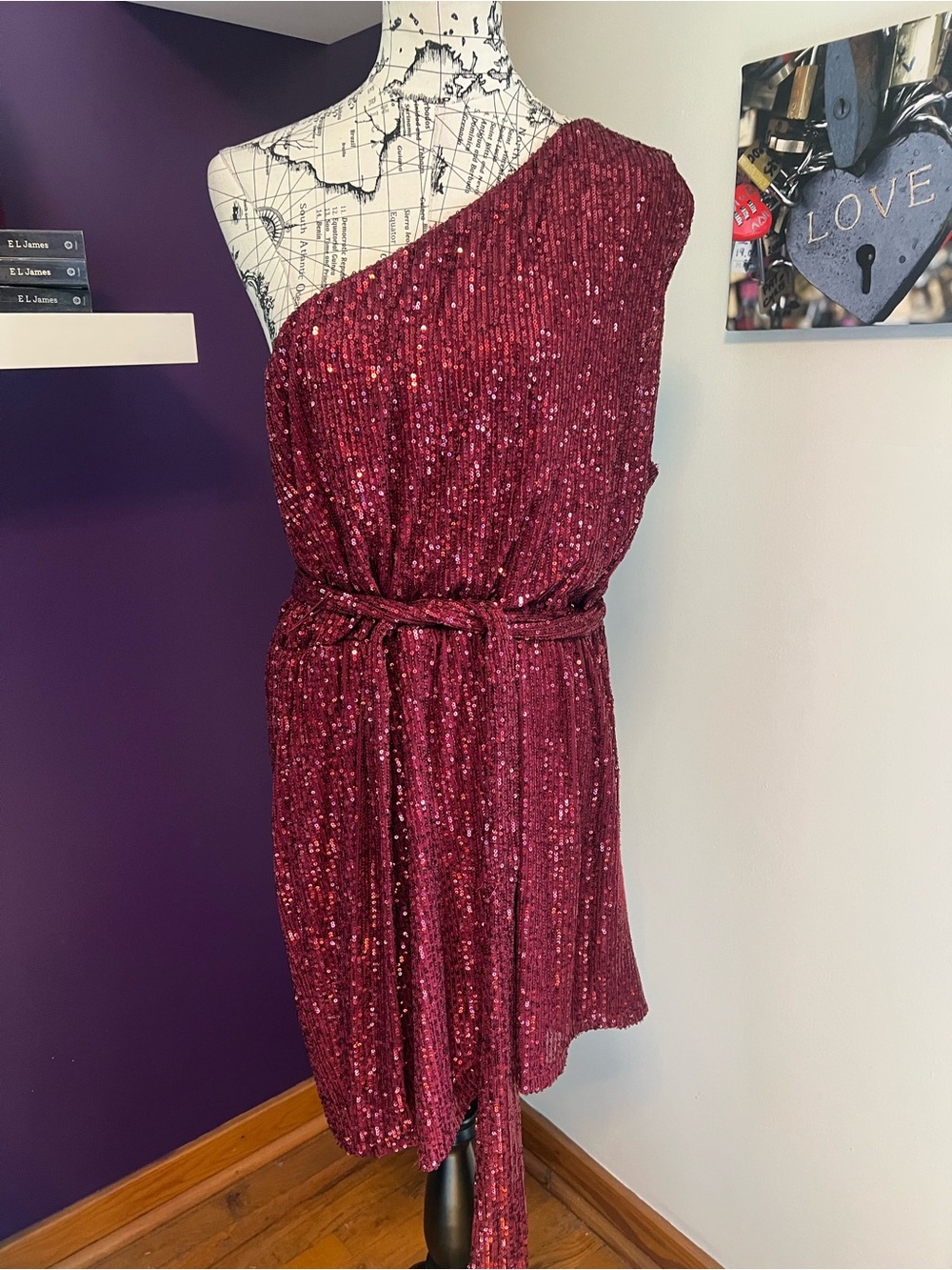 Premier Amour One-Shoulder Sequin Mini Dress in Wine